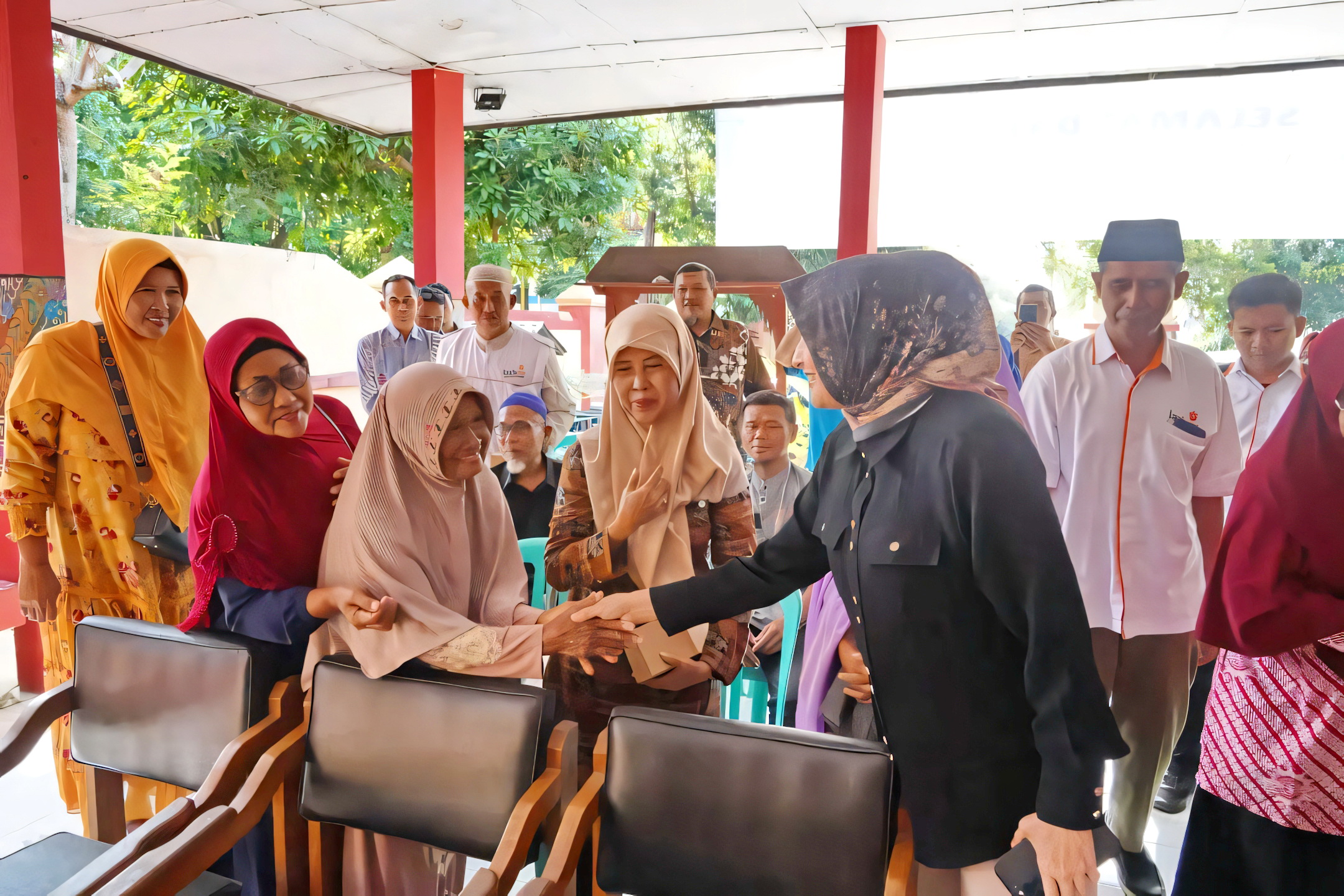 SAPA WARGA -&nbsp; Wakil Wali Kota Pekalongan, Balgis Diab saat menyapa pelaku&nbsp;UMKM di Aula Kelurahan Pasirkratonkramat, Sabtu (5/7/2025),