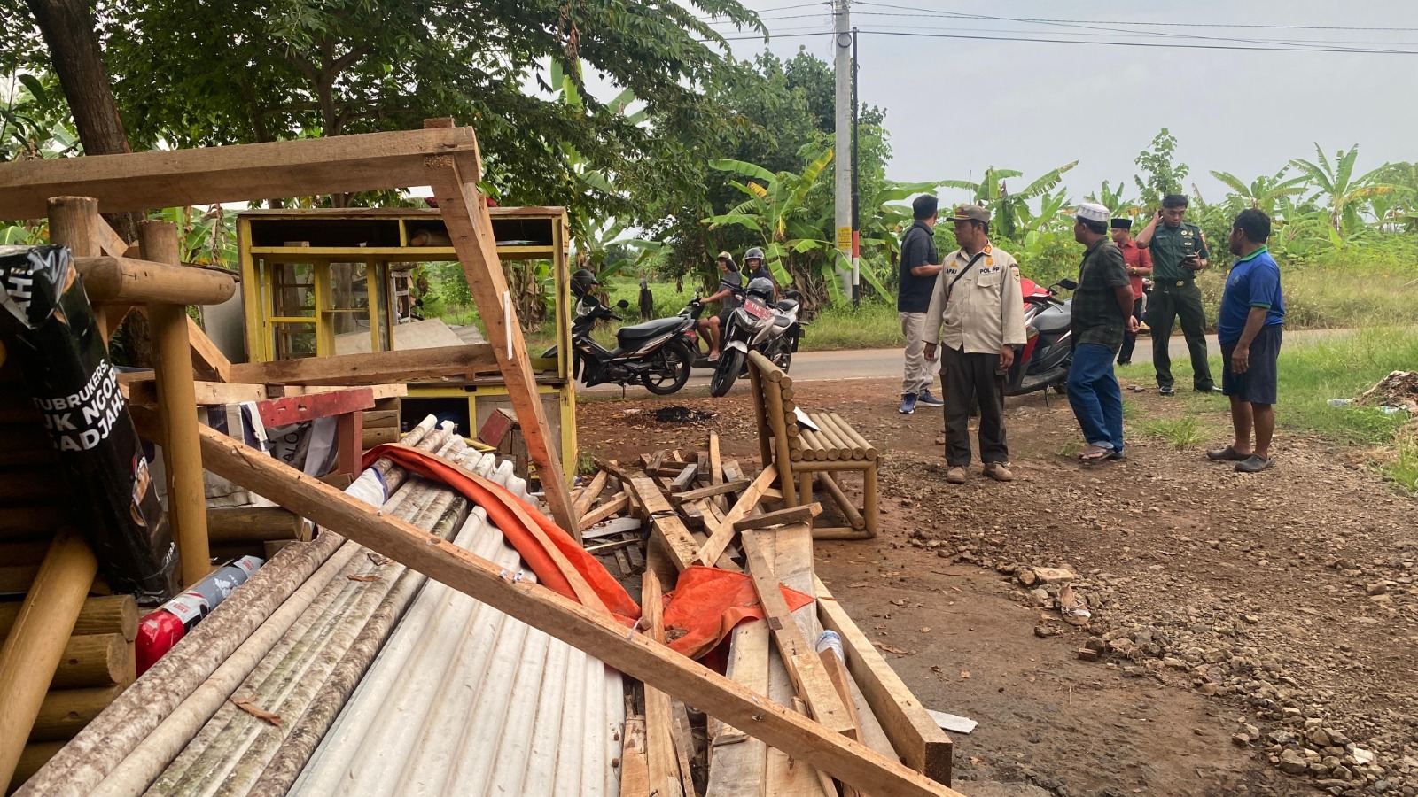 PERINGATAN: Petugas Satpol PP Kabupaten Batang saat mengedarkan surat peringatan ke 2 pada pemilik karaoke liar.