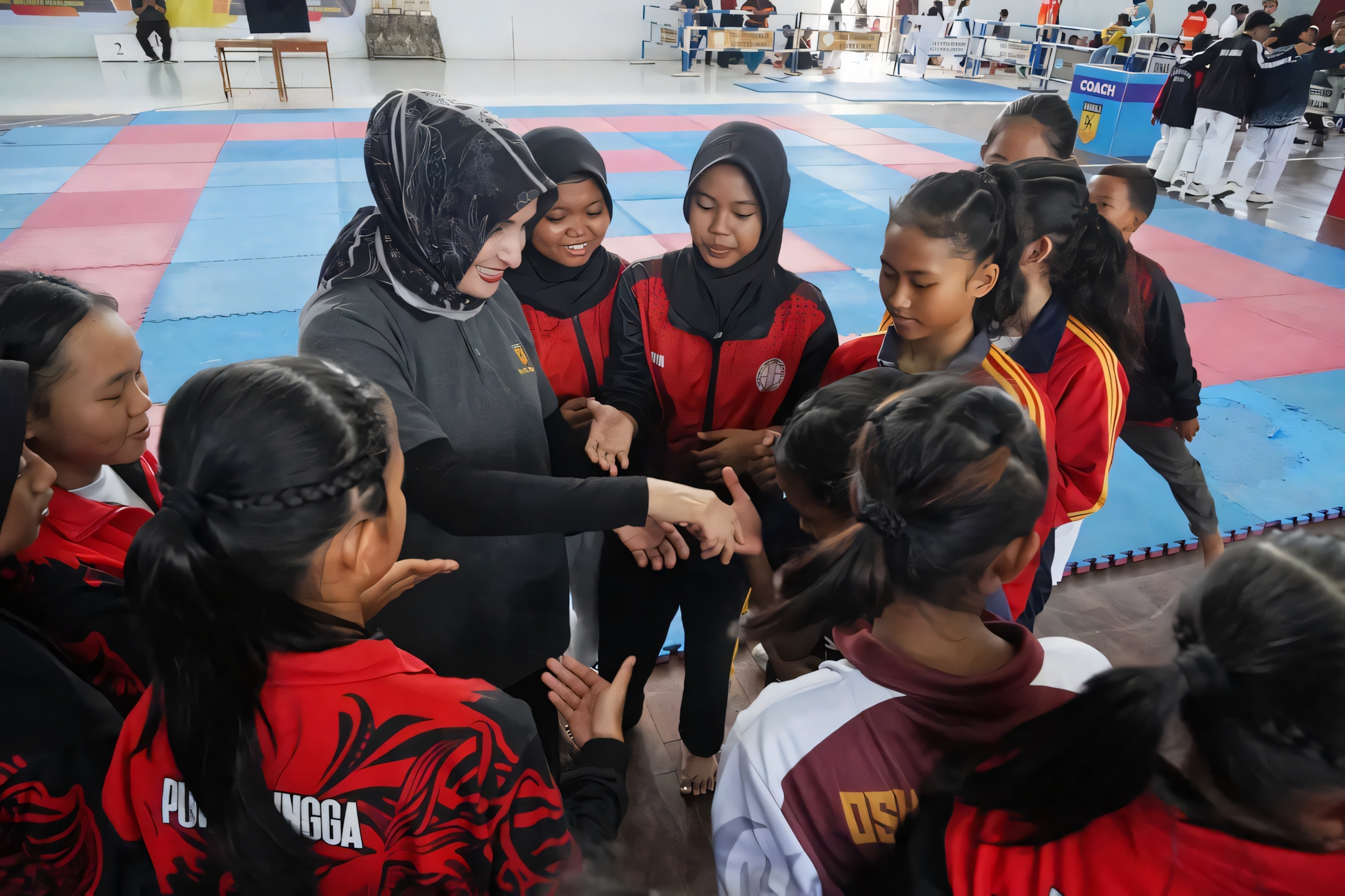 IST - Wakil Wali Kota Pekalongan Hj Balgis Diab saat berikan motivasi kepada atlet Karate Kota Pekalongan, dalam Batik Karate Cup 2025, di GOR Jetayu, Sabtu (5/7/2025).