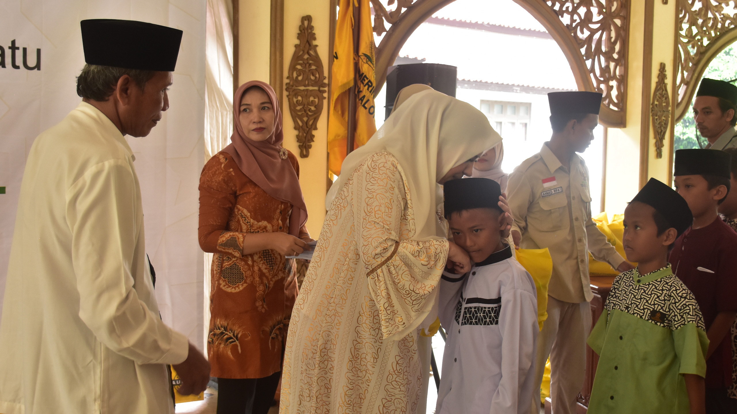 PEDULI: Bupati Pekalongan Fadia Arafiq saat bersalaman dengan ratusan anak yatim dalam acara peringatan 10 Muharram di Pendopo Rumah Dinas Bupati, Minggu (6/7/2025).