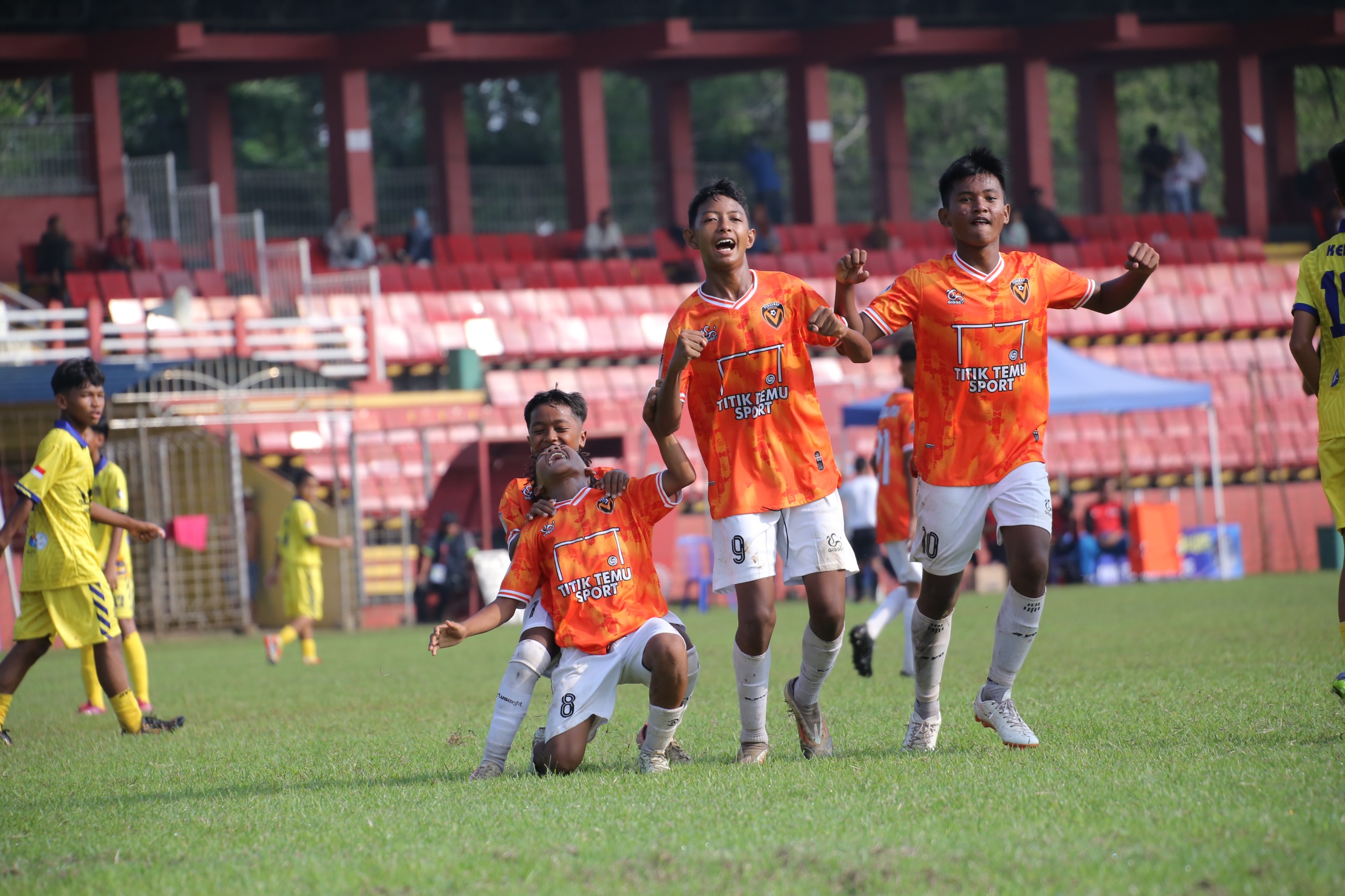 SELEBRASI: Pemain Persekap U-13 saat selebrasi usai cetak gol ke gawang Diklat Azfa dalam ajang Piala Soeratin Jawa Tengah 2025 di Stadion Moch. Sarengat, Batang, Senin (7/7/2025).