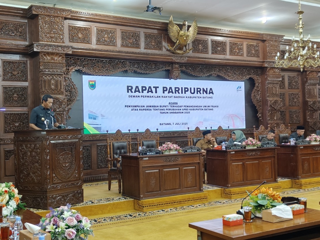 PARIPURNA: Wakil Bupati Batang Suyono saat menyampaikan jawaban bupati atas pandangan fraksi-fraksi.
