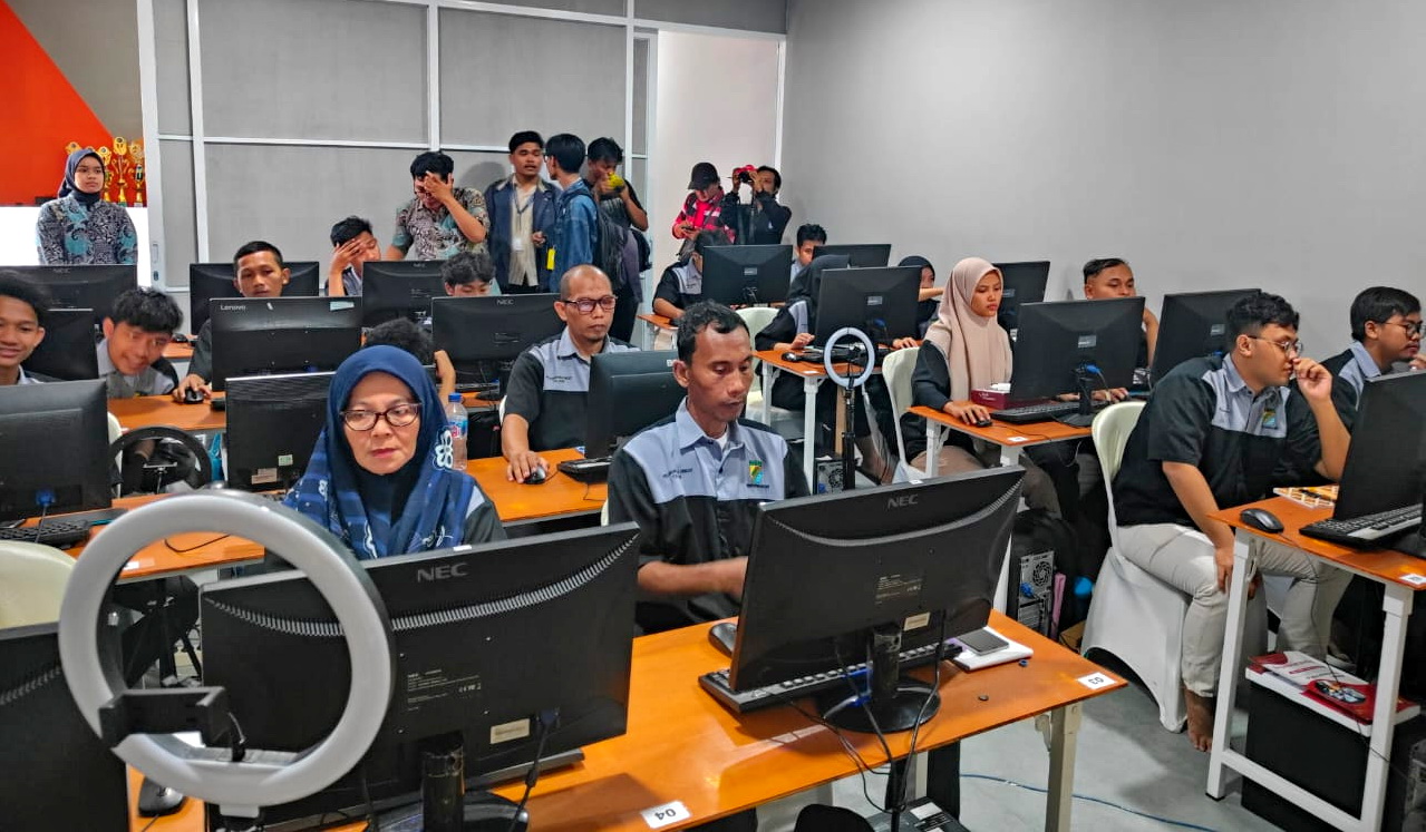 SERIUS BERLATIH - Nampak peserta pelatihan dengan serius menyimak&nbsp;paparan&nbsp;mentor&nbsp;Digital Marketing berbasis AI, Senin (7/7/2025).