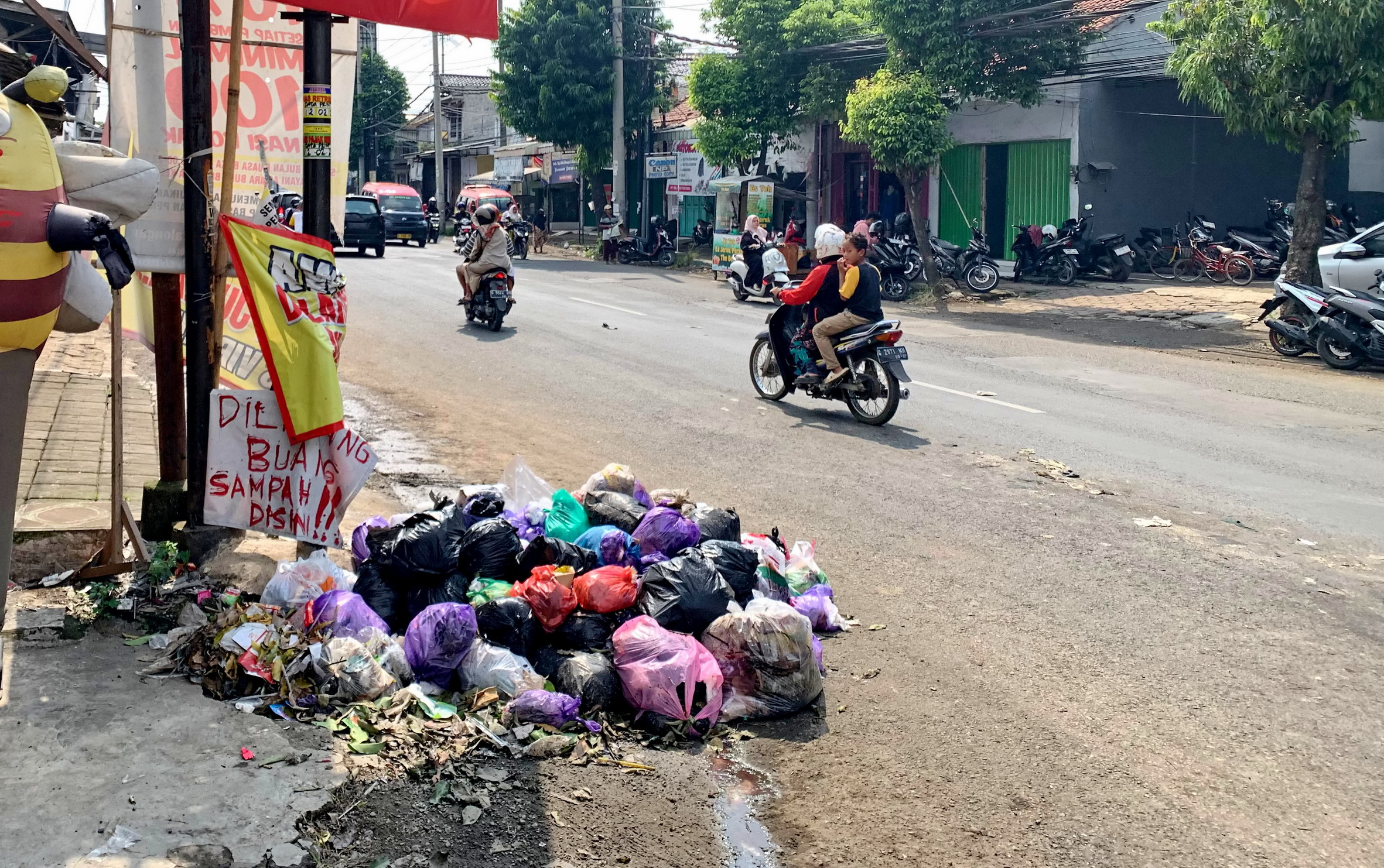 SAMPAH MENUMPUK - Penampakan sampah menumpuk di pinggir jalan Urip Sumoharjo Kota Pekalongan, Senin (7/7/2025).