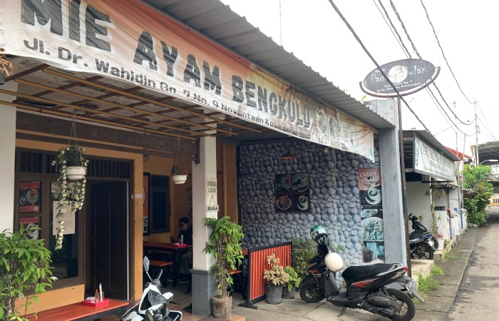 NIKMATNYA MI AYAM BENGKULU : Mi ayam dengan saos khas Bengkulu menawarkan cita rasa yang berbeda ketimbang mi ayam di Kota Pekalongan pada umumnya.