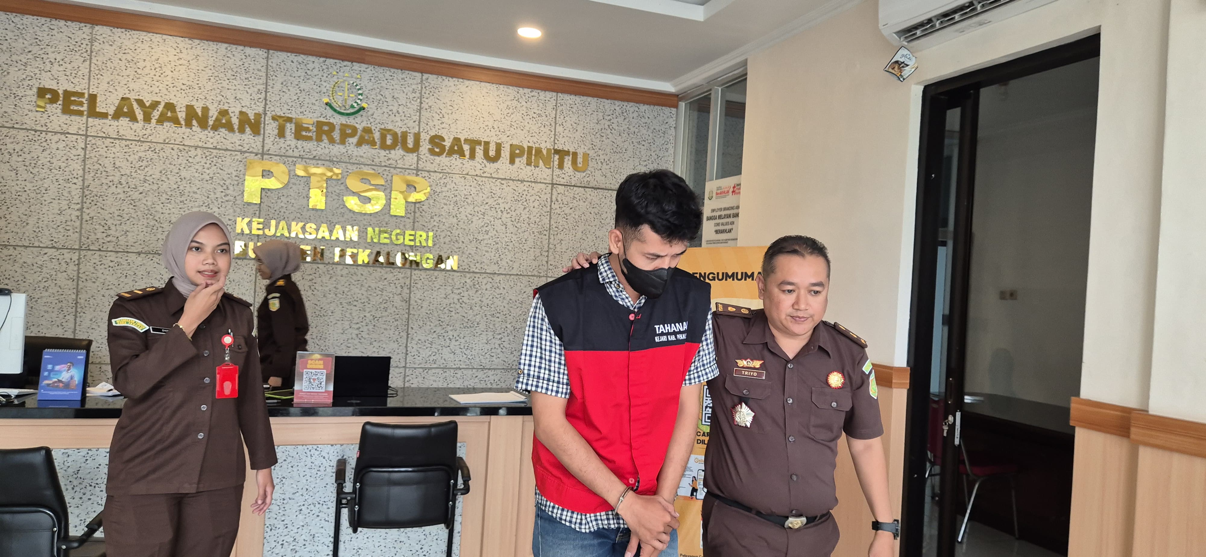 KORUPSI: NH saat hendak dikirim ke rutan usai ditetapkan sebagai tersangka oleh Kejari Kabupaten Pekalongan, Senin (7/7/2025) malam.