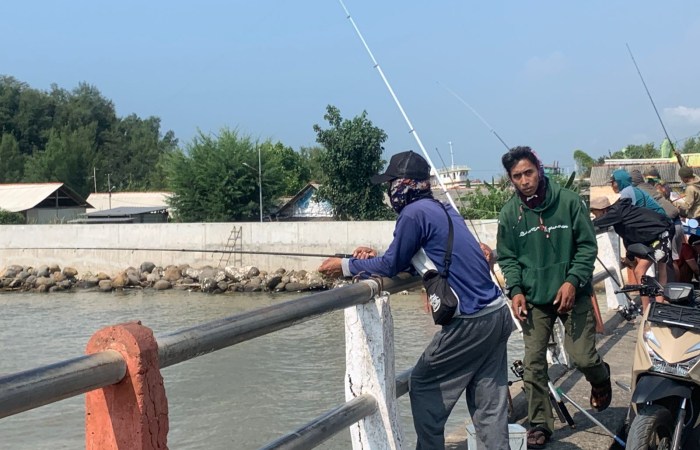 MEMANCING IKAN : Para pemancing memiliki spot favorit untuk mencari ikan di Pantai Slamaran Kota Pekalongan.