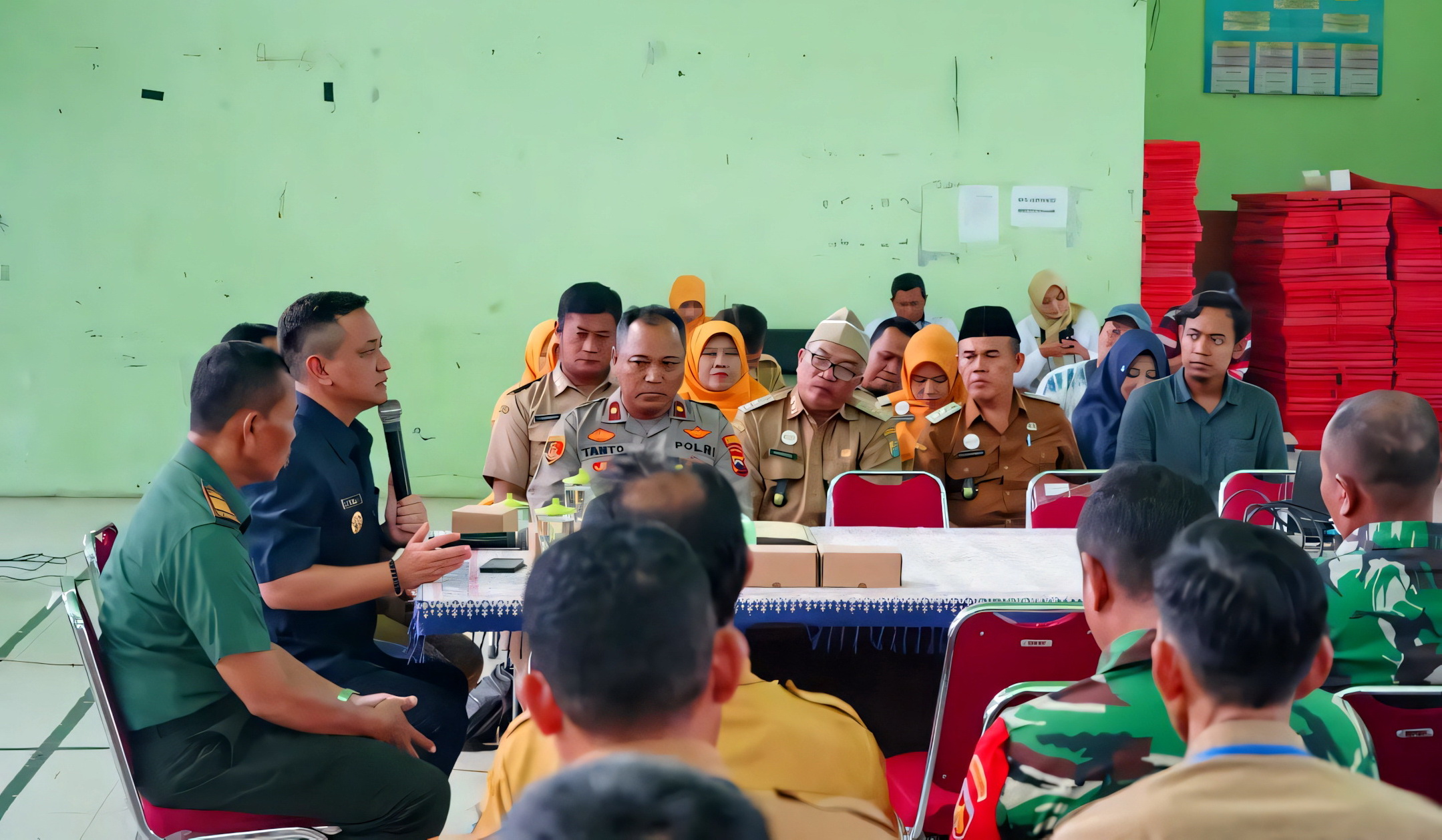 DISKUSI - Walikota Pekalongan Aaf saat memimpin diskusi Forkopimcam Pekalongan Barat, di Aula Kantor Kecamatan Pekalongan Barat, Selasa (8/7/2025).