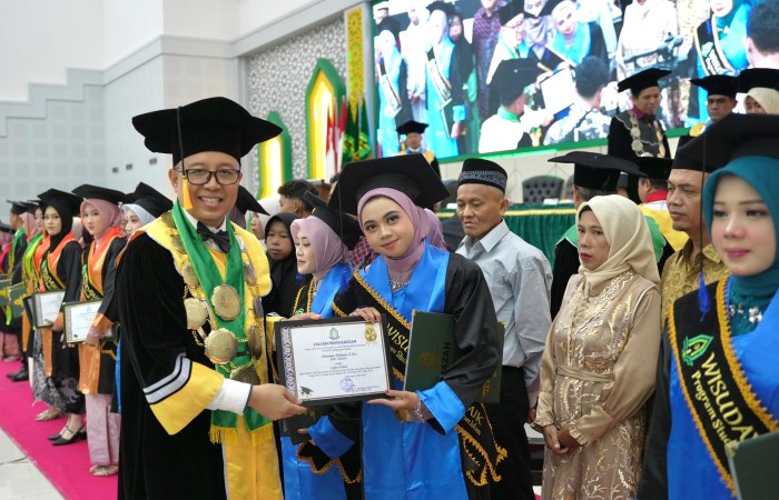 LULUSAN TERBAIK : Kharisma Shafrani menjadi wisudawati dengan nilai terbaik Prodi Komunikasi dan Penyiaran Islam UIN KH. Abdurrahman Wahid Pekalongan tahun 2025.