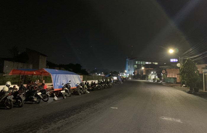PUSAT TONGKRONGAN : Jalan Diponegoro Kota Pekalongan menjadi pusat kuliner angkringan dan pusat tongkrongan kaum muda Kota Pekalongan.