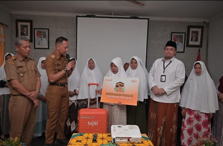 Camat Gringsing M. Ridho Kurniawan dan Dewan Pengawas BTPN Syariah Faiz Kurniawan dan nasabah dari Gringsing yang diberngkatkan umrah grstis.