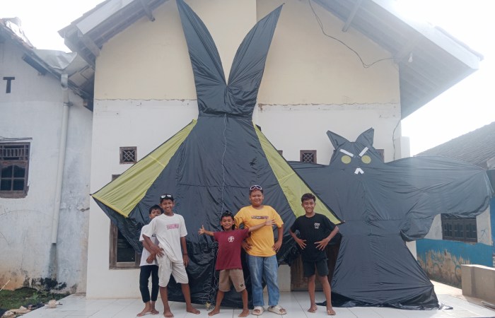SIAP LOMBA : Anak-anak SMP di Wangandowo membuat dua layangan raksasa untuk ikut ambil bagian dalam Festival Layangan.