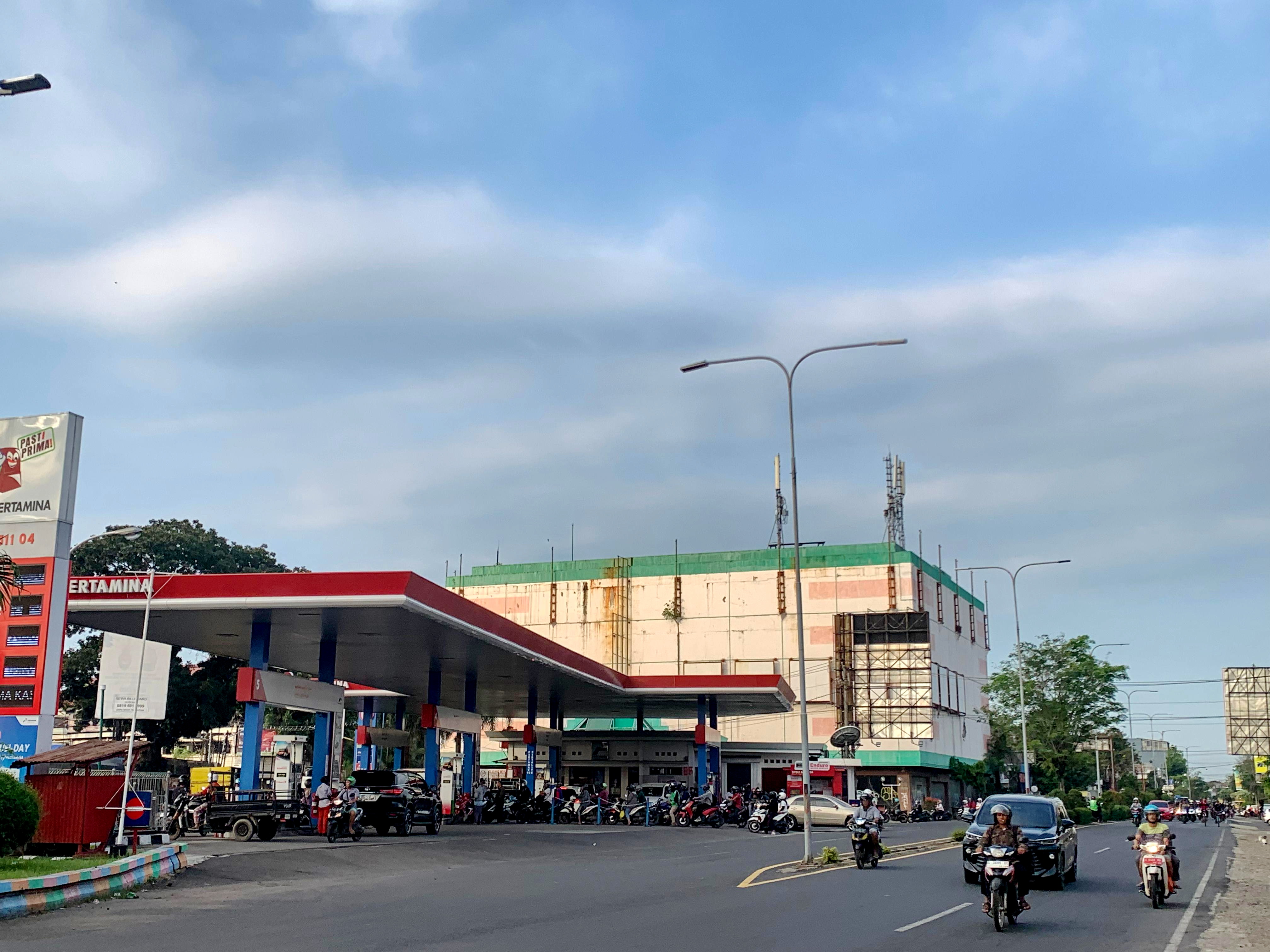 PENAMPAKAN GEDUNG - Gedung Ex Sri Ratu di jalan Merdeka Kota Pekalongan, yang akan dijadikan mal Azko dalam waktu dekat.