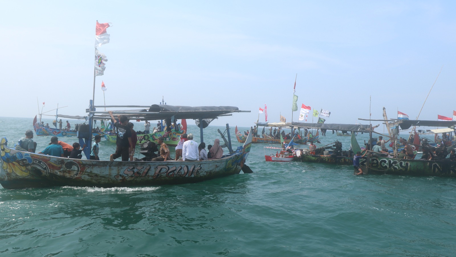 TRADISI: Suasana larung sesaji yang dilakukan masyarakat pesisir Pantai Roban Kabupaten Batang.