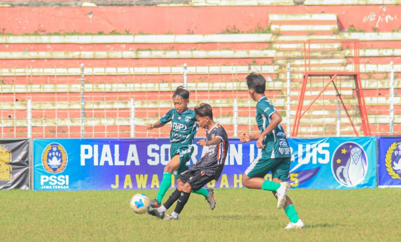 SOLID: Persekap Kabupaten Pekalongan (hitam) saat pertandingan kontra Kendal United (hijau) di Grup L Piala Soeratin Jateng 2025, Rabu (9/7/2025).