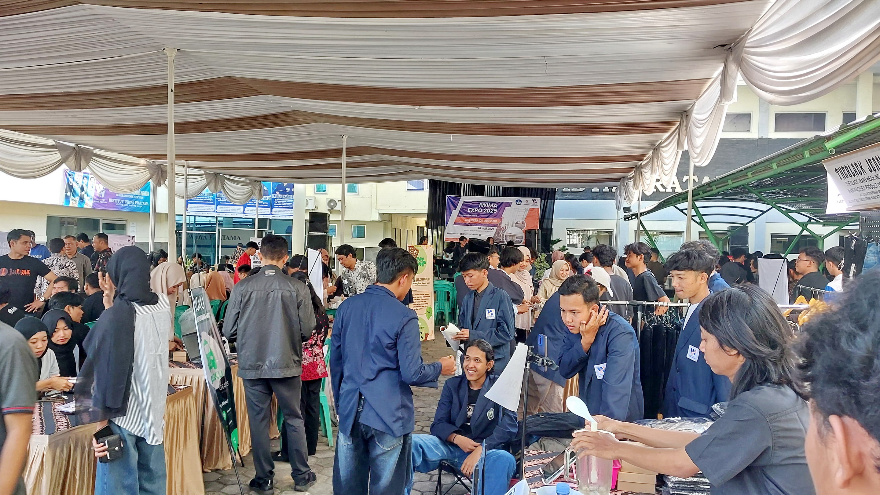 BAZAR USAHA &ndash; Keramaian halaman kampus IWIMA Pekalongan, riuh mahasiswa yang menggelar lapak usahanya, dalam IWIMA Expo 2025 Kamis, (10/7/2025).