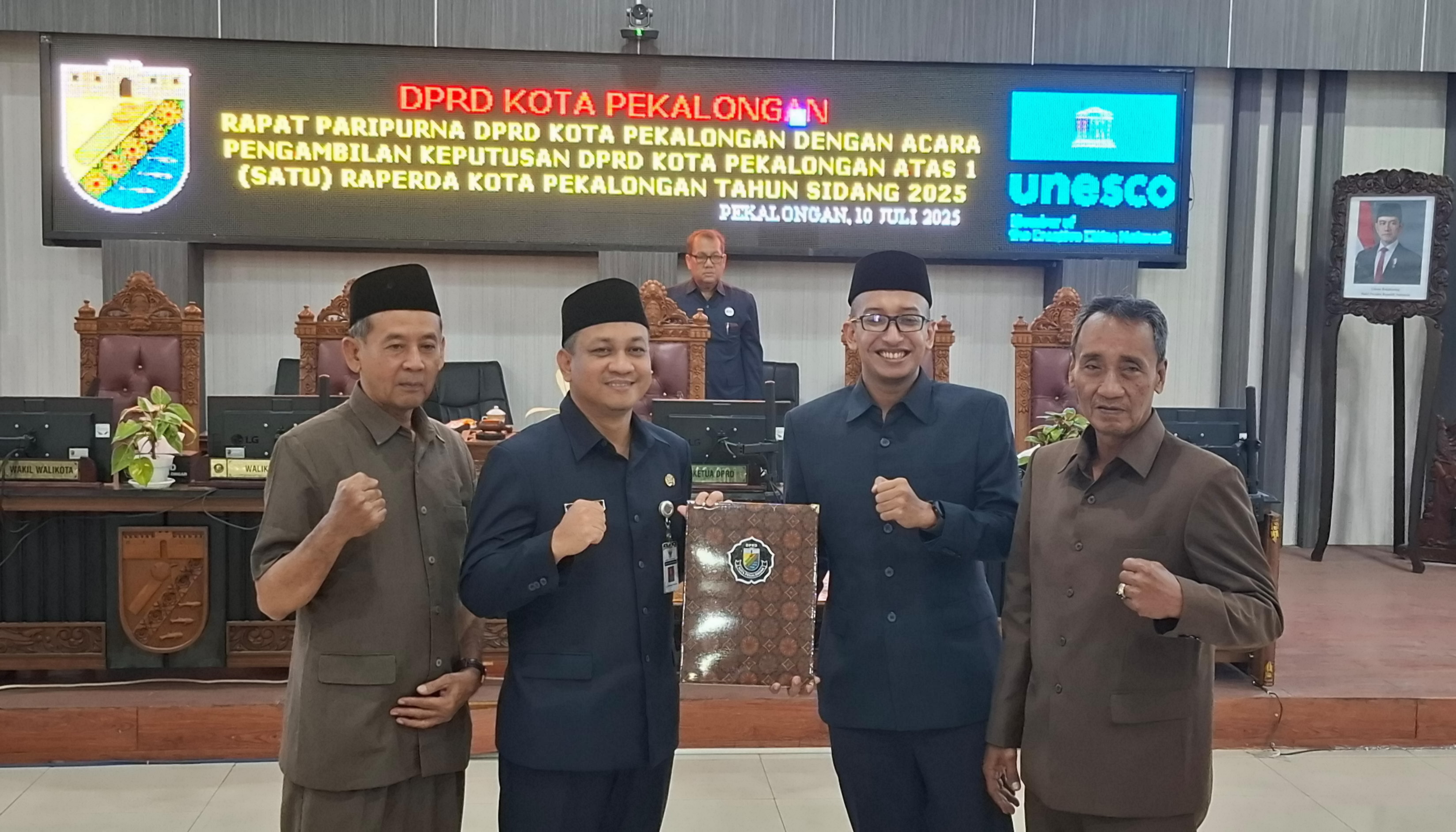 KOMPAK - Pimpinan DPRD Kota Pekalongan dan Walikota Pekalongan&nbsp;berfoto bersama usai&nbsp;penandatangan berita acara&nbsp;RPJMD Kota Pekalongan Tahun 2025&ndash;2029.