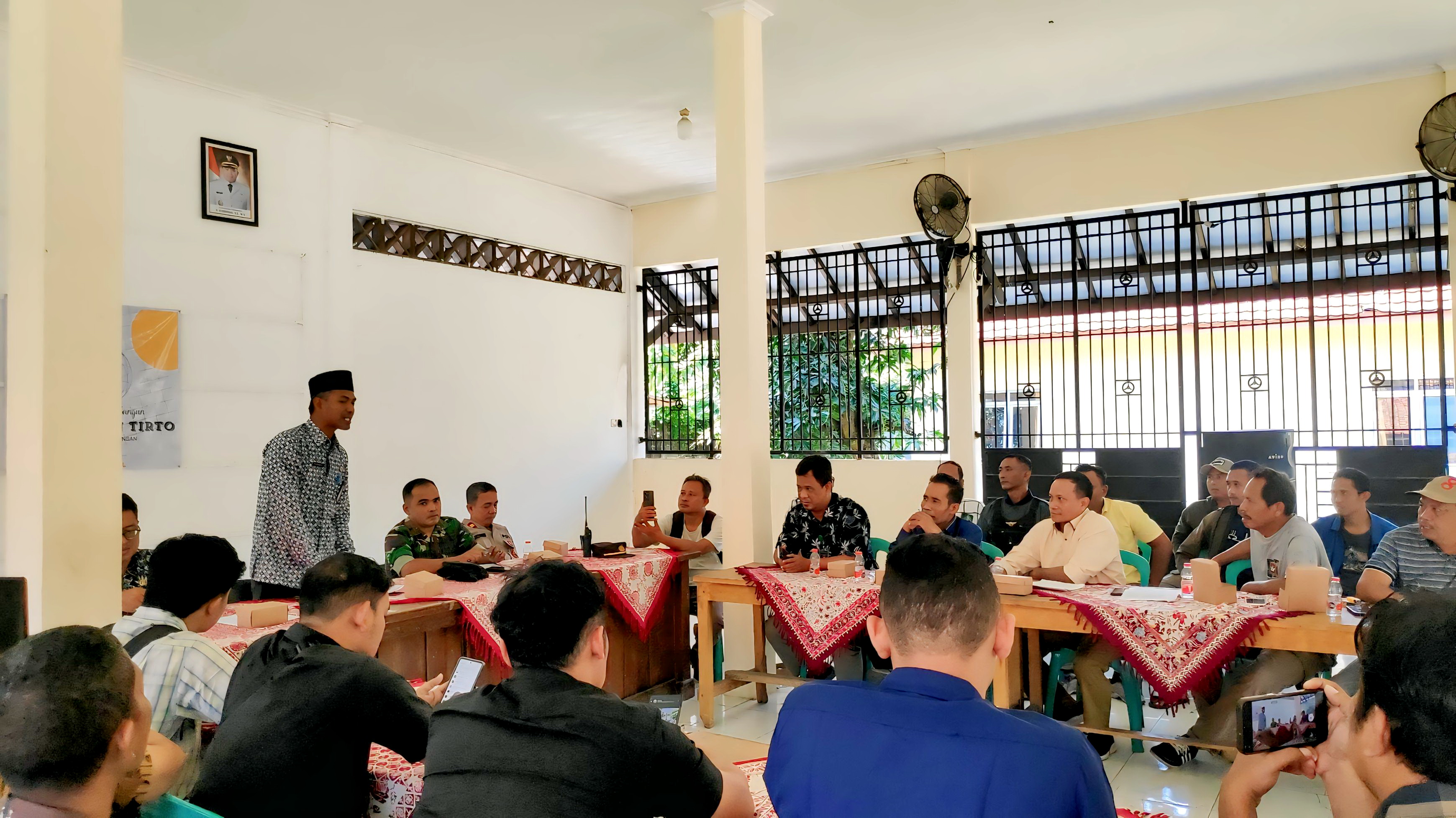 MEMANAS - Camat Tirto&nbsp;Siswanto, sampai menghentikan&nbsp;audiensi dengan warga Desa Wuled karena situasi semakin memanas, di kantor Kecamatan setempat, Jumat (11/7/2025).