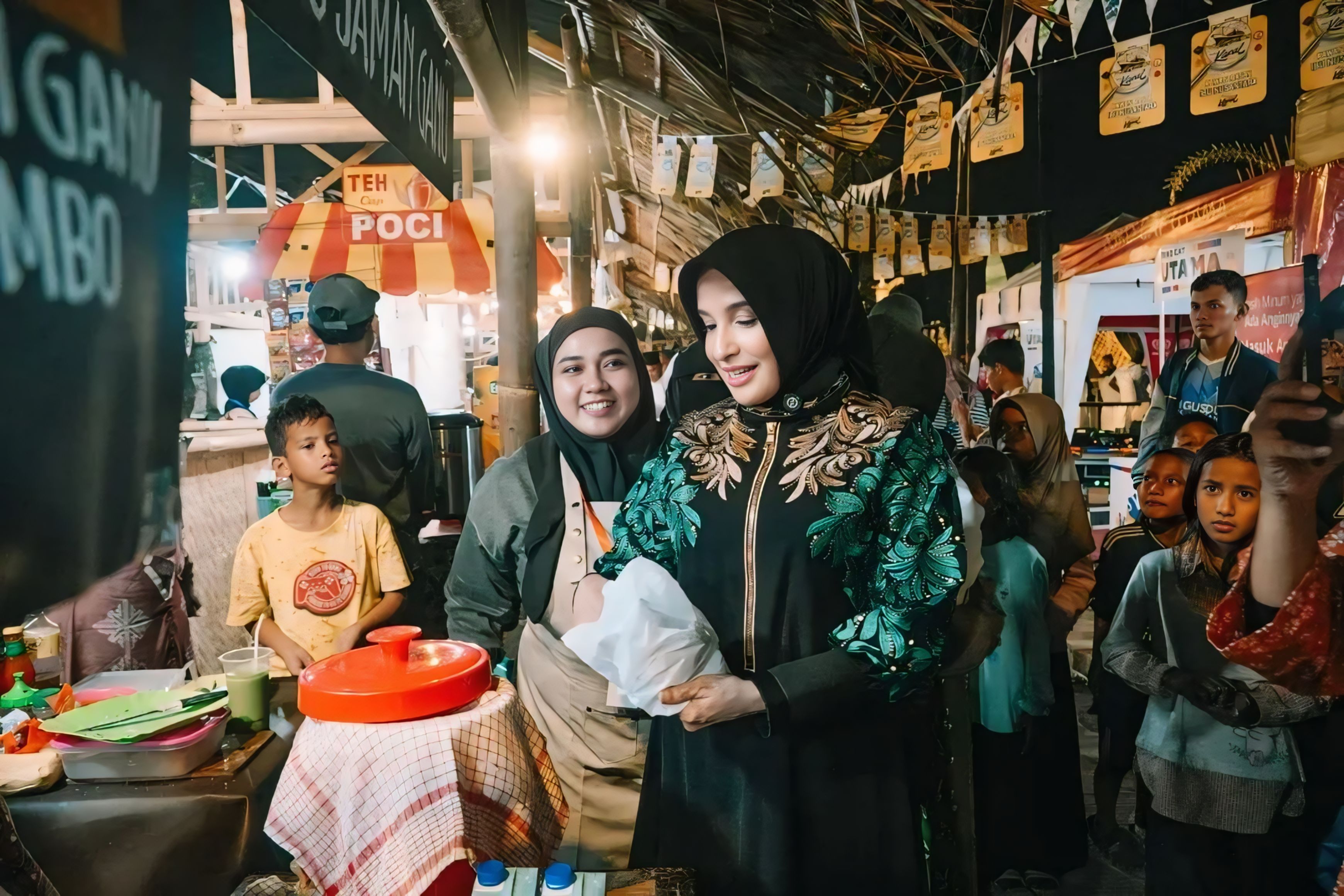 JAJAN - Selain membuka&nbsp;Festival&nbsp;Wawalkot Balgis Juga&nbsp;jajan aneka kuliner&nbsp;di Festival Bubur Suro, Sabtu malam (12/7/2025).