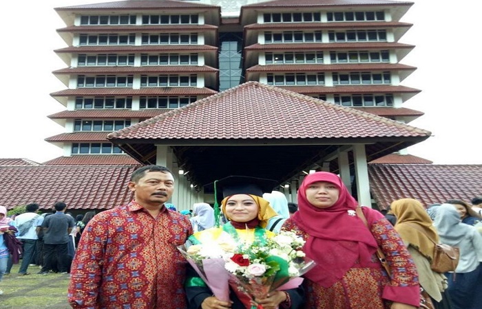PENUH PERJUANGAN : Fika Linatunnafisah yang masih melanjutkan spesialis gizi klinik sedang foto bersama keluarganya.