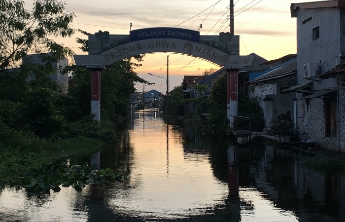 BANJIR TERUS : Genangan rob di Kawasan Perumahan Pesona Griya Panjang, Kelurahan Kandang Panjang, Kota Pekalongan sudah dua bulan tak kunjung surut.