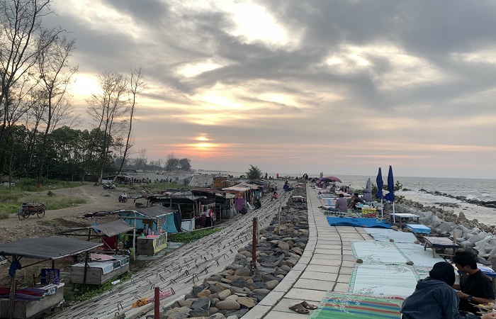 NONGKRONG ASYIK : Tanggul penahan rob di kawasan Pantai Slamaran, Kota Pekalongan, kini menjadi tempat nongkrong favorit warga saat sore hari.