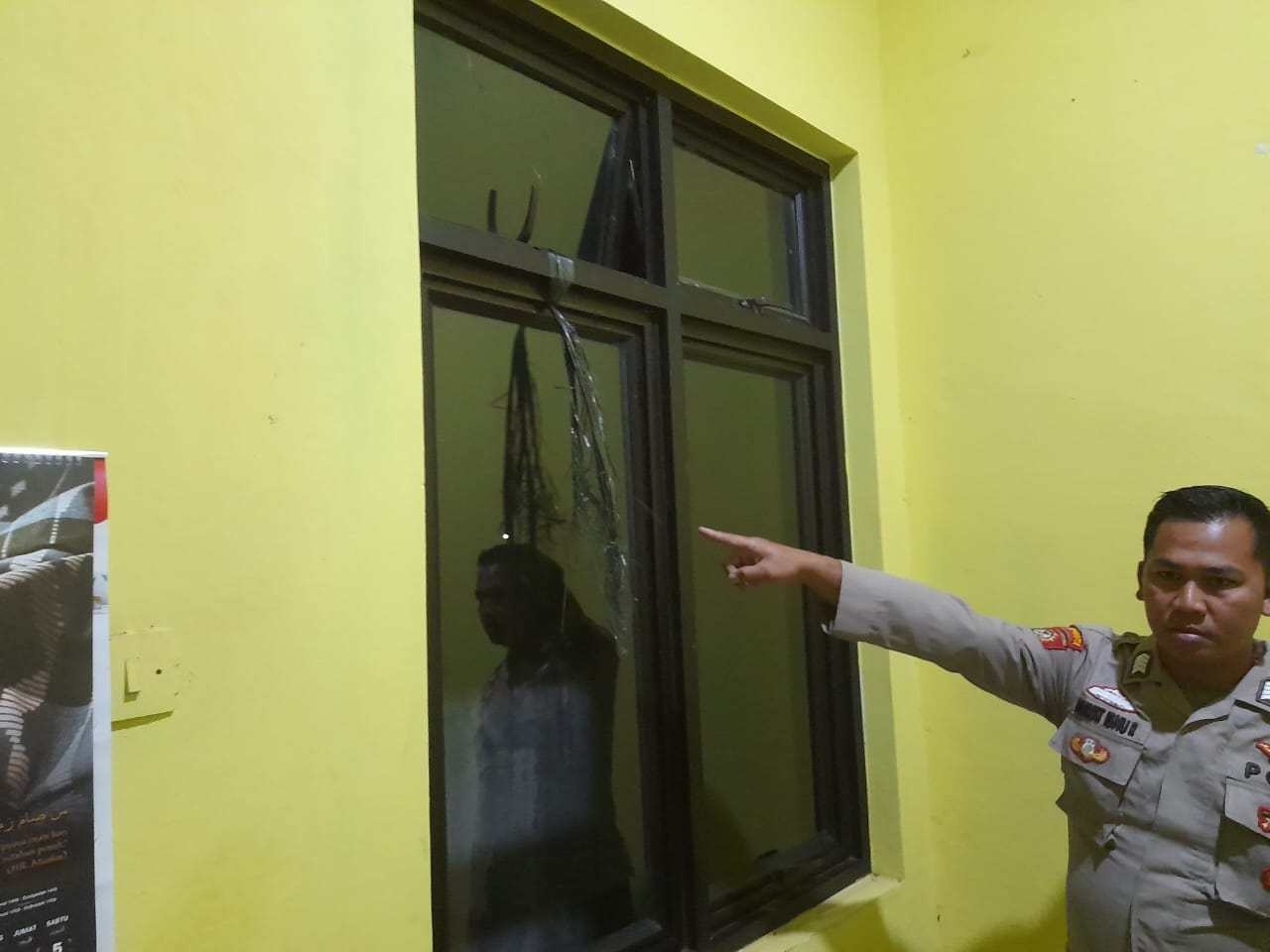 GANTUNG DIRI: Lokasi ditemukannya korban tergantung, di ruang Sekcam Bojong, kantor Kecamatan Bojong, Kabupaten Pekalongan, Sabtu (12/7/2025) malam.