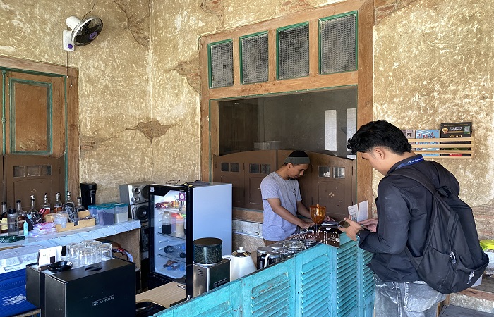 NONGKRONG VINTAGE : Warung Kopi Bumi Suja di Rumah Kuno ini terletak di gang kecil di kawasan Kraton Kidul, di Jalan Merdeka Nomor 7, Kota Pekalongan.
