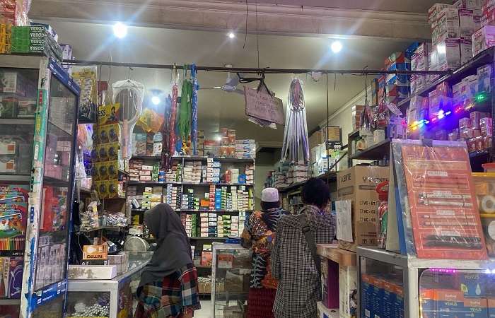 TOKO GROSIR ELEKTRONIK : Toko Pelita Jaya Jadi merupakan toko grosir barang elektronik menjadi tempat kulakan toko-toko kecil di sekitar Kota dan Kabupaten Pekalongan.