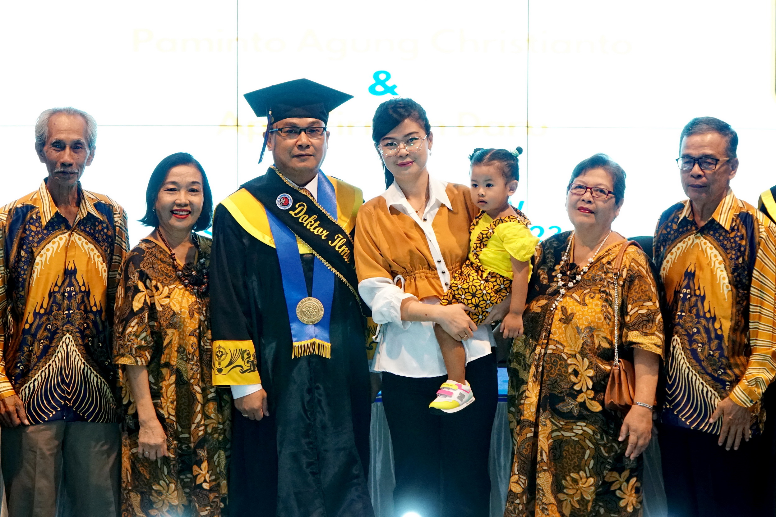 DUKUNGAN KELUARGA - Dr. Paminto Agung Christianto saat acara Yudisium S3, yang dihadiri keluarga besarnya.