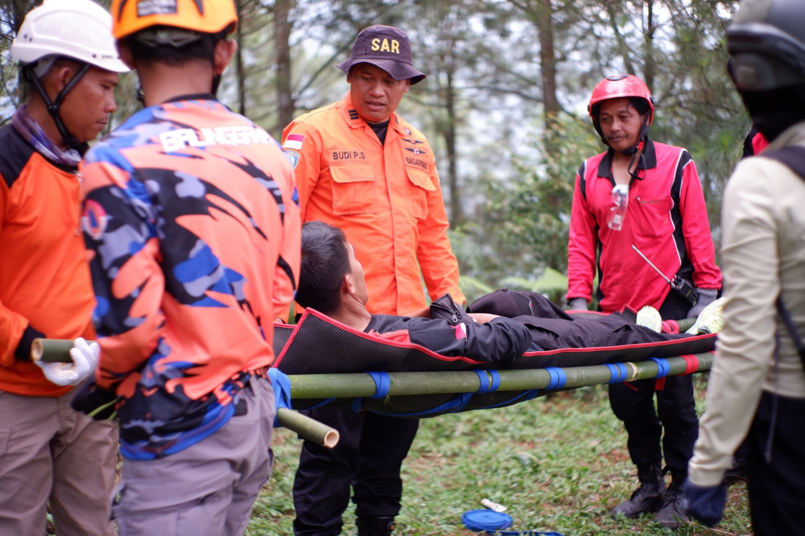 LATIHAN: Para relawan saat melakukan praktek penanganan korban bencana.
