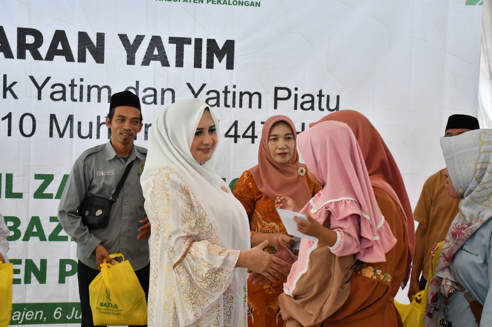 SANTUNAN: Bupati Pekalongan Fadia Arafiq saat memberi santunan kepada anak yatim pada peringatan 10 Muharam, di Pendopo Rumah Dinas Bupati Pekalongan, beberapa waktu lalu.