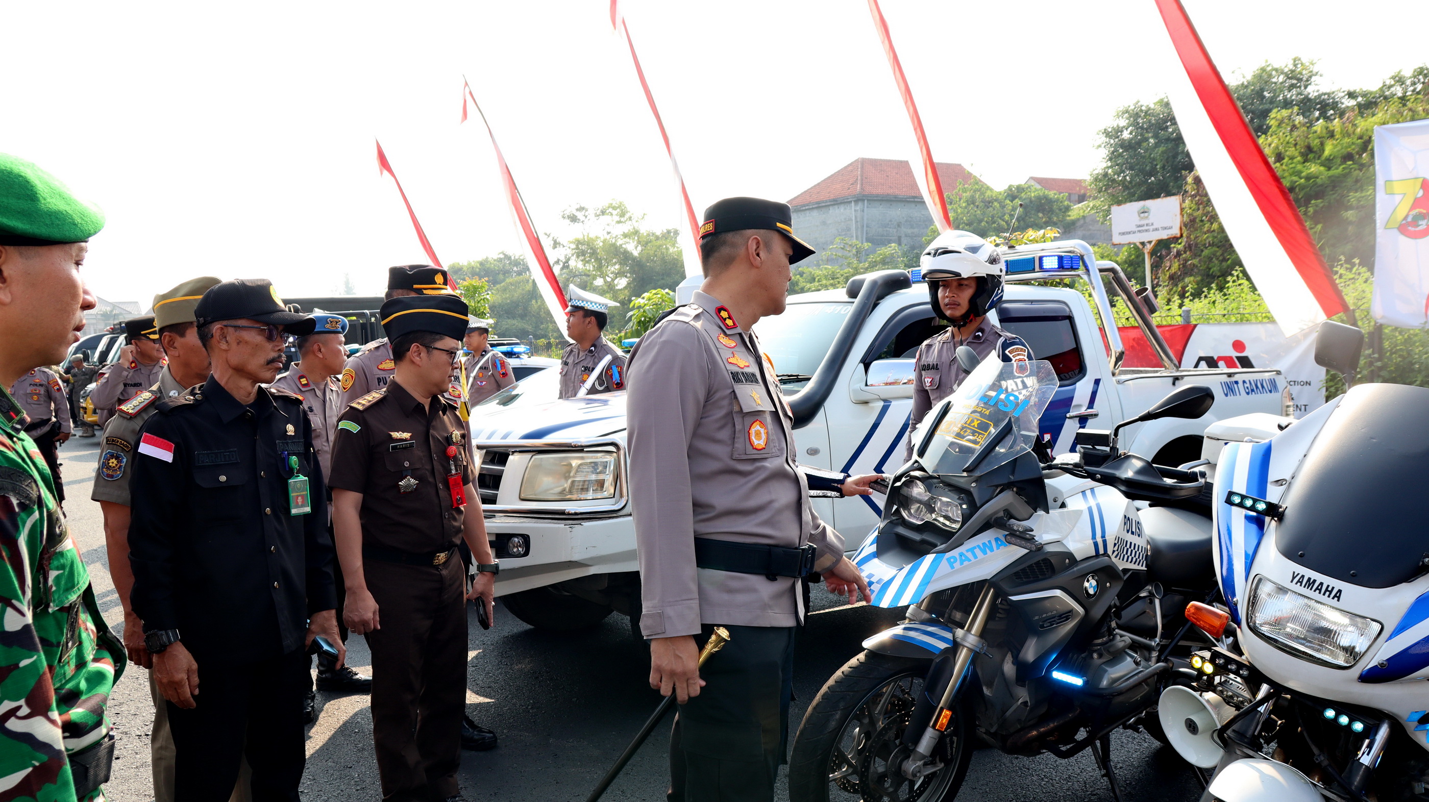 PERIKSA - Kapolres Pekalongan Kota AKBP Riki Yariandi, bersama Dandim 0710 Letkol Arm Ihalauw Garry Herlambang dan tamu udangan mengecek kesiapan anggotanya, usai Apel, Senin (14/7/2025).
