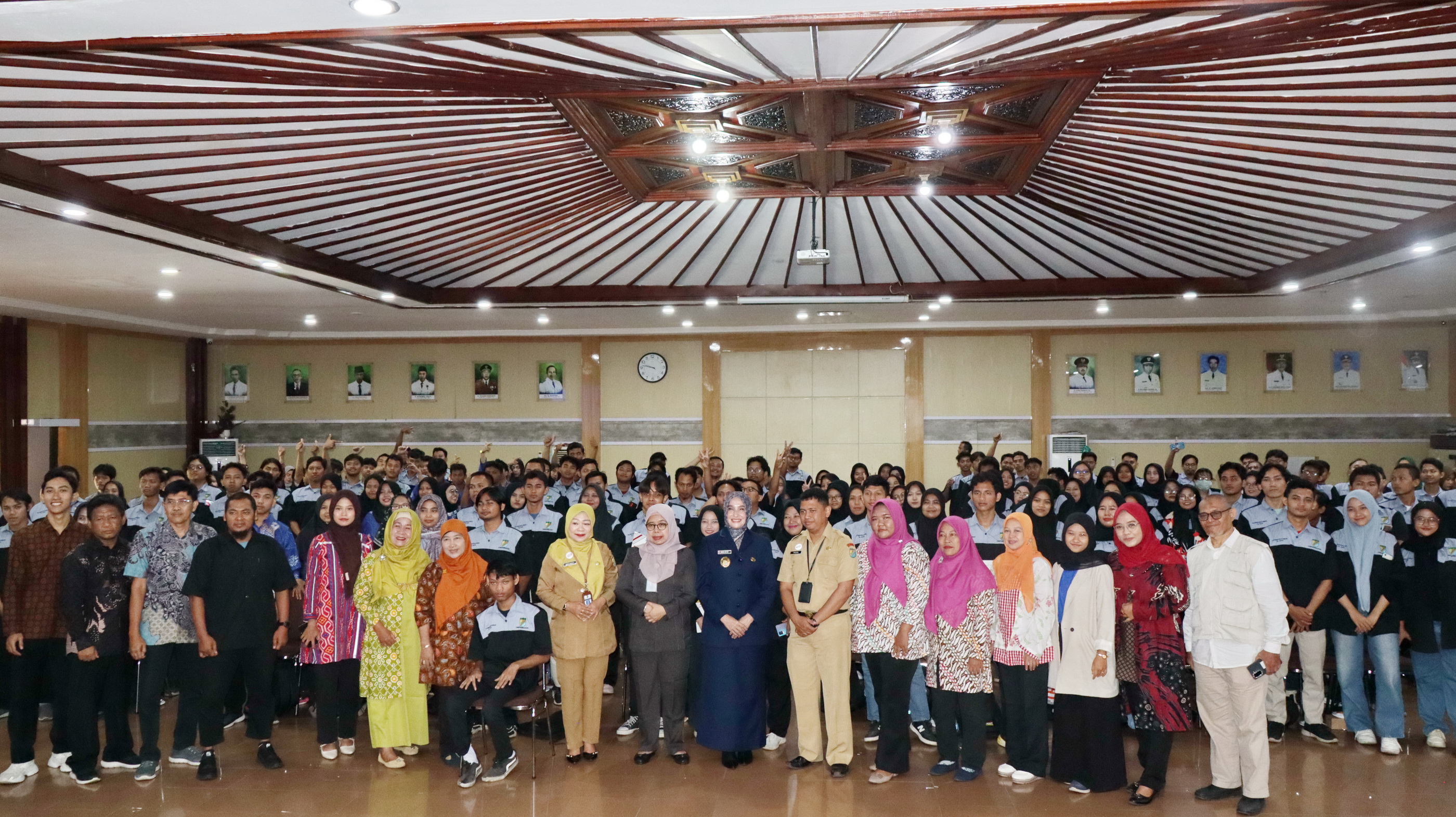 FOTO BERSAMA - Sebanyak 196 peserta pelatihan&nbsp;LPKS dan BLKK Kota Pekalongan, resmi diwisuda oleh&nbsp;Wakil Walikota Pekalongan Hj Balgis Diab, Senin (14/7/2025).