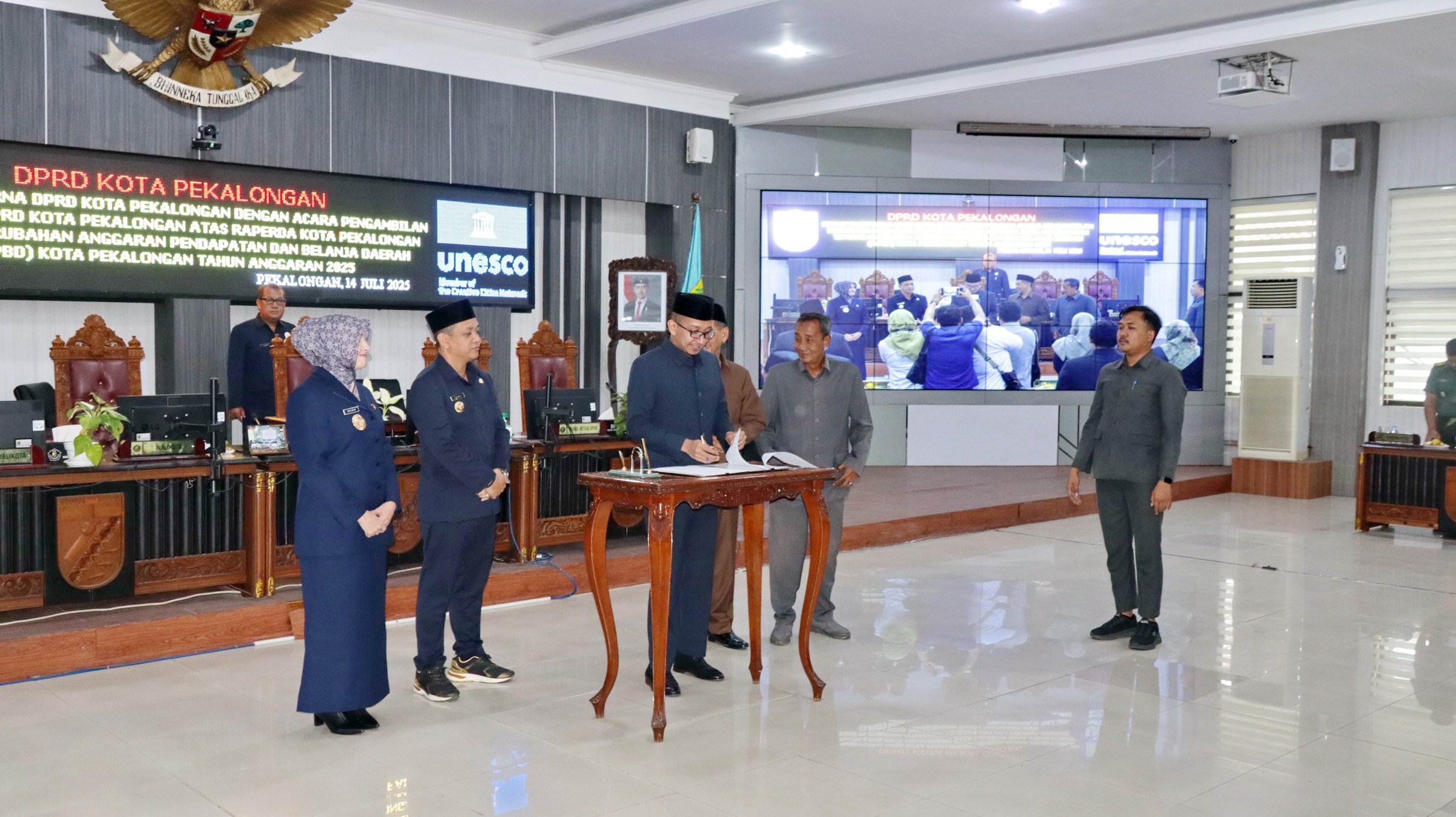 TANDA TANGAN -&nbsp;WaliKota Pekalongan HA Afzan Arslan Djunaid, bersama jajaran DPRD Kota Pekalongan tandatangani, kesepakatan RAPBB Perubahan 2025, di ruang sidang Senin (14/7/2025).