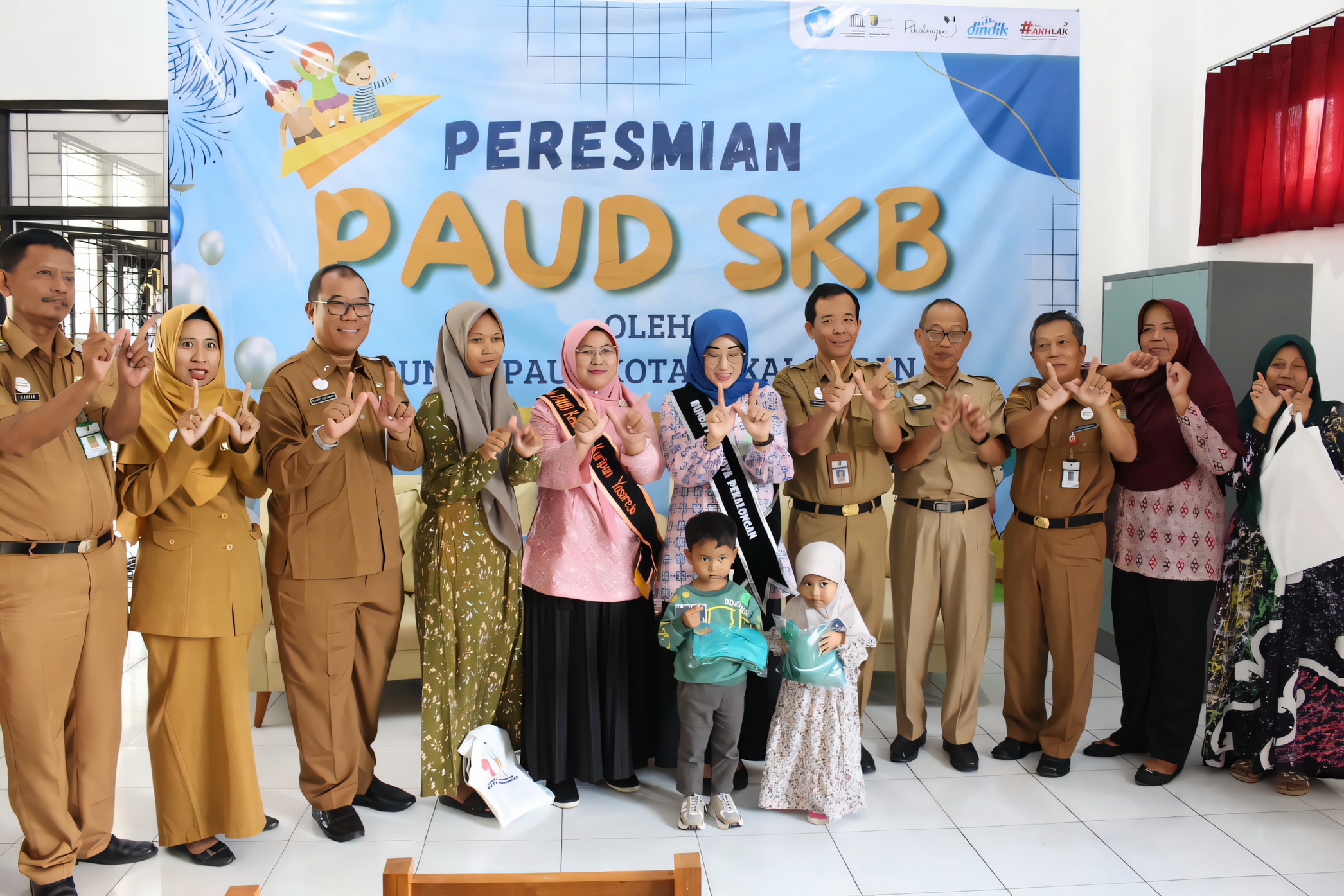 RESMIKAN -&nbsp;&nbsp;Bunda PAUD Kota Pekalongan, Inggit Soraya, bersama jajaran, saat meresmikan PAUD SKB,&nbsp;Senin, (14/7/2025).