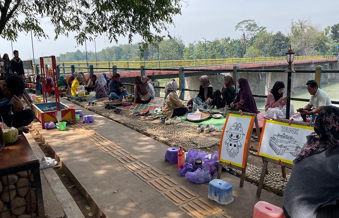 KULINERAN : Makan Pecak Wader dengan view Bendungan Kaliwadas, Kabupaten Pekalongan, Sabtu (12/7/2025).