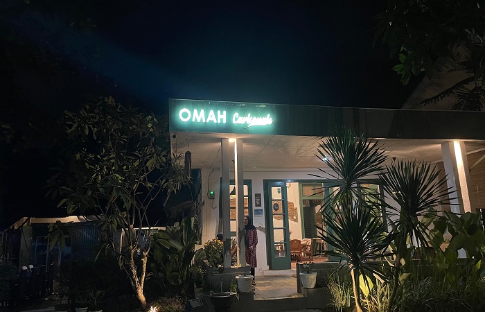 KULINER KLASIK : Suasana malam di depan Omah Carkonah yang menyajikan konsep klasik, Kamis (10/7/2025).