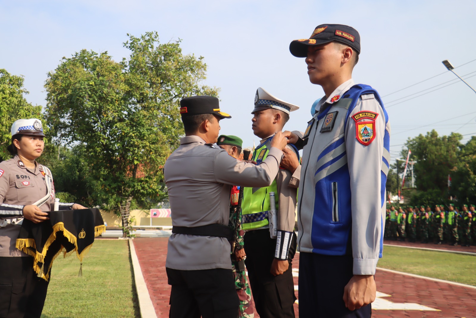 PIMPIN APEL - Kapolres Pemalang AKBP Eko Sunaryo saat memimpin apel gelar pasukan Operasi Patuh Candi 2025 di halaman Mapolres Pemalang, Senin (14/7/2025).