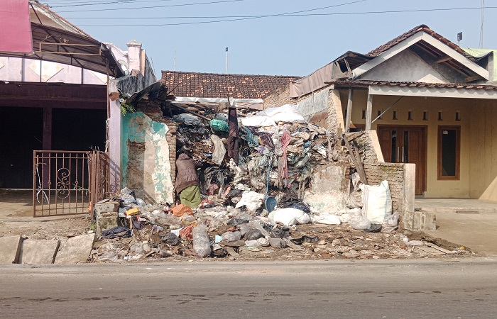 BUTUH KEPEDULIAN : Kondisi Rumah Sampah Kranji, Kedungwuni, Kabupaten Pekalongan, yang kondisinya kumuh dan tak layak huni.