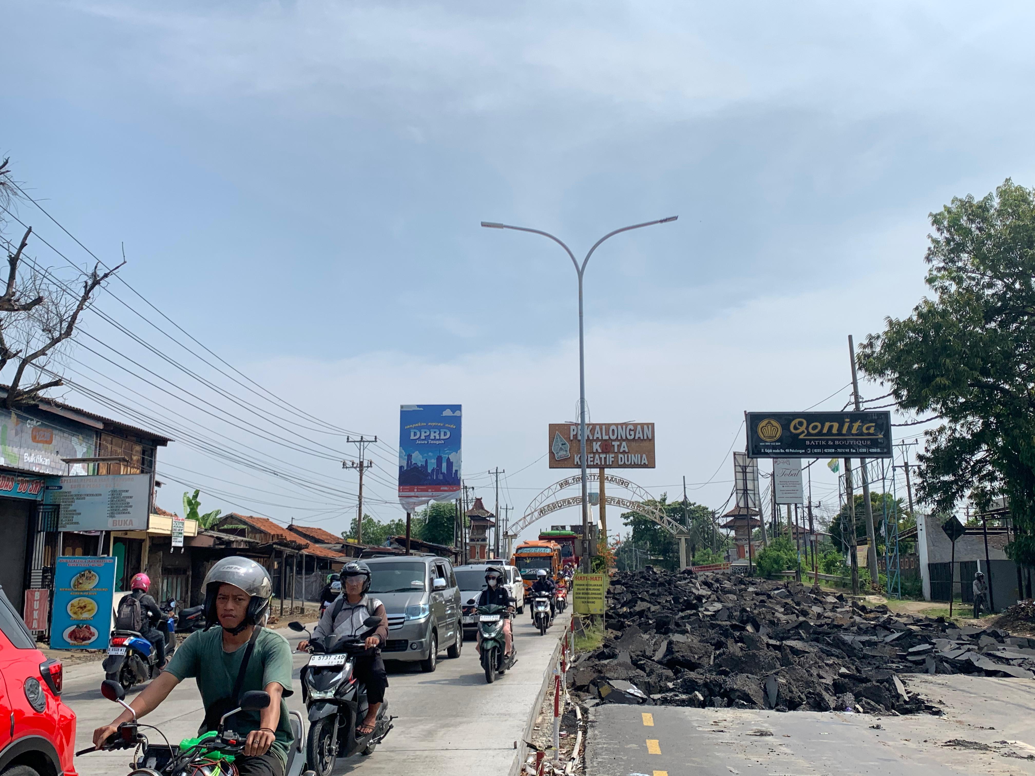 MACET - Penampakan kemacetan di jalan Raya Tirto Pekalongan akibat perbaikan jalan, Senin (14/7/2025).