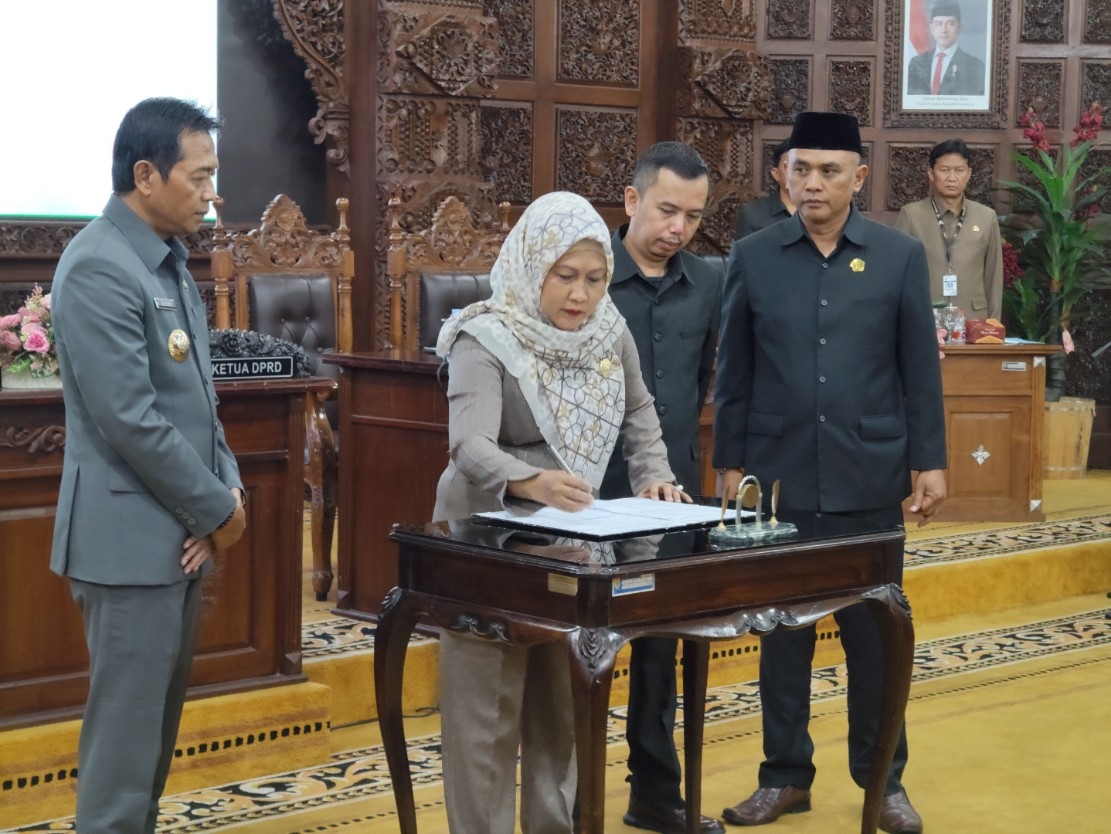 RAPAT PARIPURNA: Penandatanganan persetujuan bersama Raperda APBD Perubahan 2025.