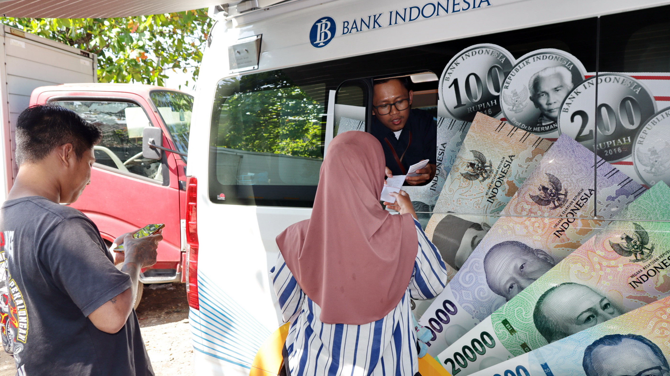 TUKAR UANG - Nampak salah satu warga yang menukar uang di mobil kas keliling BI di Pasar Grogolan, Selasa (15/7/2025).