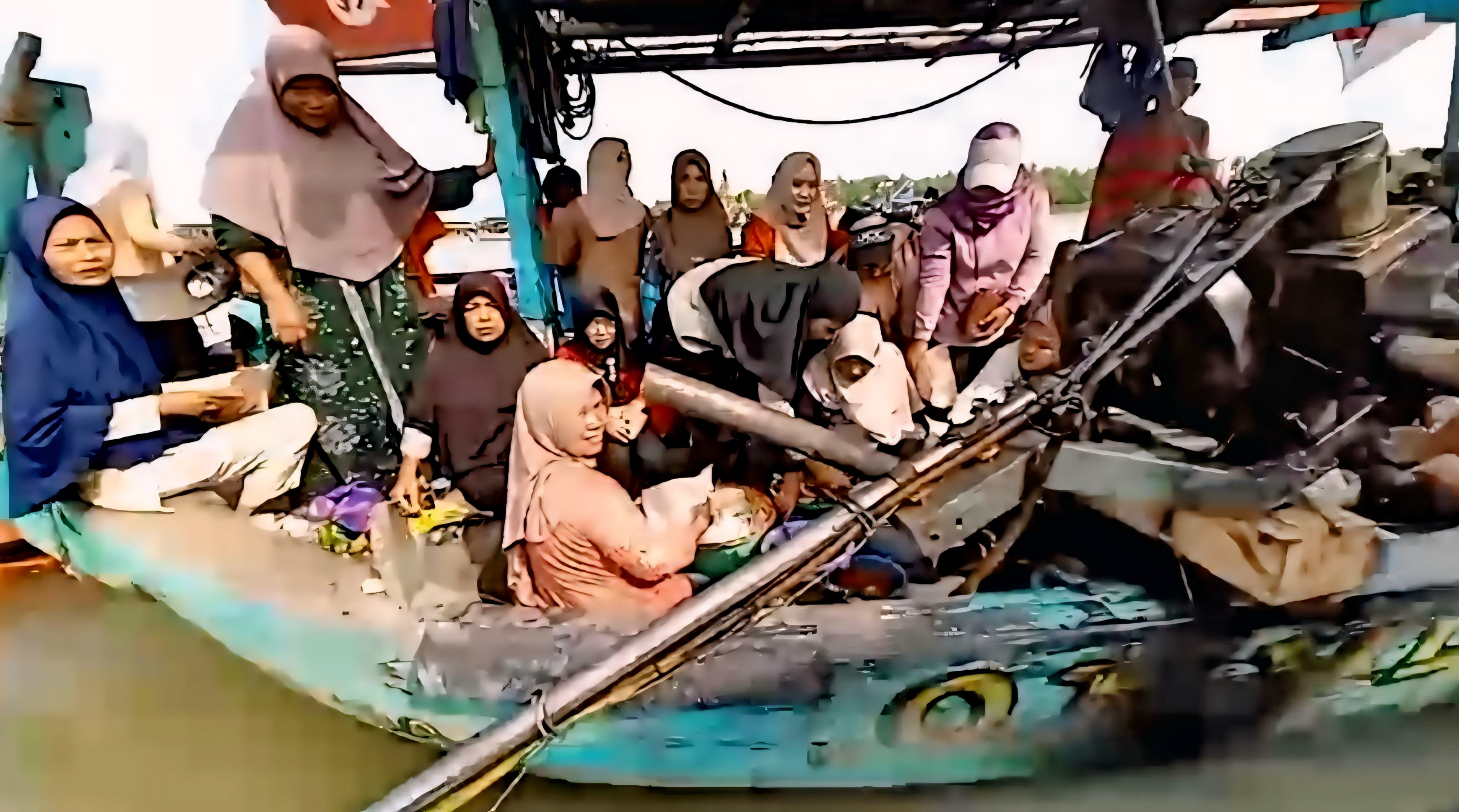 MAKAN-MAKAN - Emak-emak Desa Mojo, Kecamatan Comal, Kabupaten Pemalang saat berikan makan kepada anggota Polairud yang bertugas, saat sedakah laut, Selasa (15/7/2025).