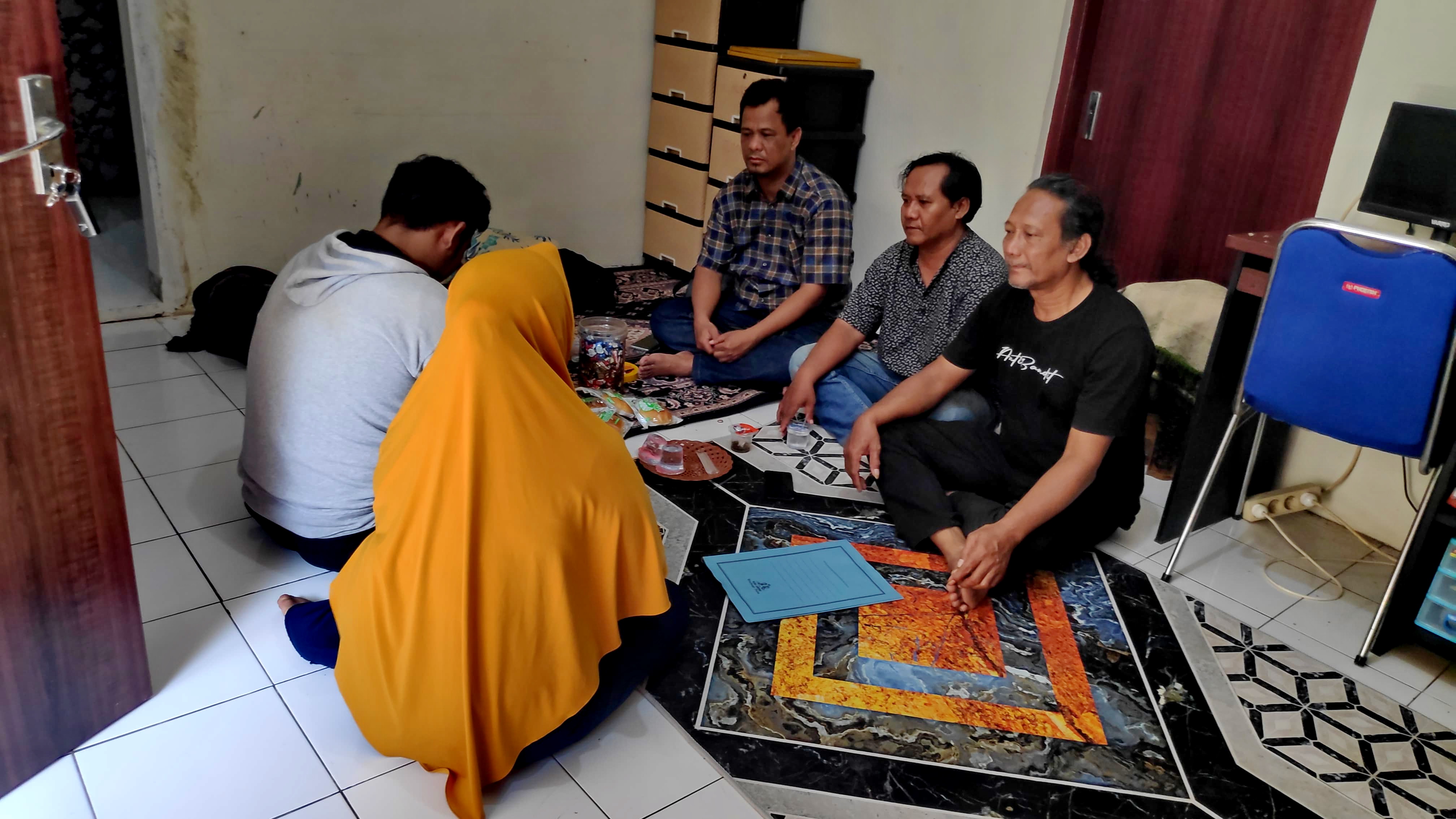 LAPOR - MA warga Kedungwuni, ditemani Ibunya, saat minta bantuan hukum, karena diancam janda anak dua, Selasa (15/7/2025).
