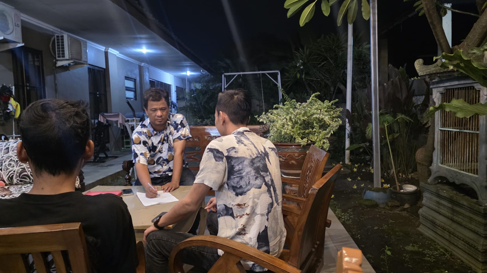 MENGELUH - Korban penipuan pinjam meminjam A, saat konsultasi hukum di kantor Hukum&nbsp;Didik Pramono & Partners, pada Senin malam (15/7/2025).
