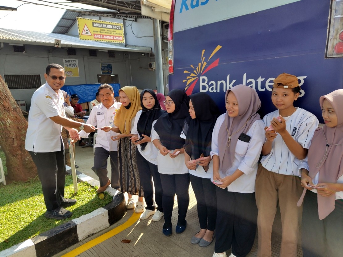BANTUAN: Para pekerja pabrik rokok saat menerima BLT yang bersumber dari DBHCHT 2025.