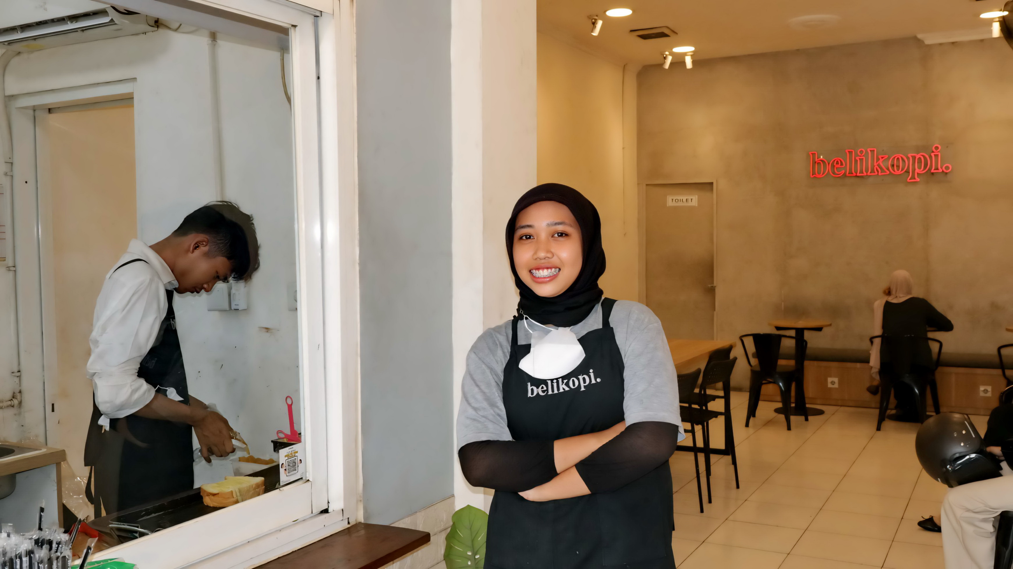 KERJA - Najwa Alumni Pelatihan BLK Dinperinaker Kota Pekalongan di tempat kerjanya.