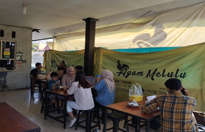 NIKMATNYA MAKAN AYAM : Para pelanggan sedang menikmati Ayam Melulu di kedai di Perumahan Pisma IV Blok D Nomor 01, Kedungwuni, Kabupaten Pekalongan.