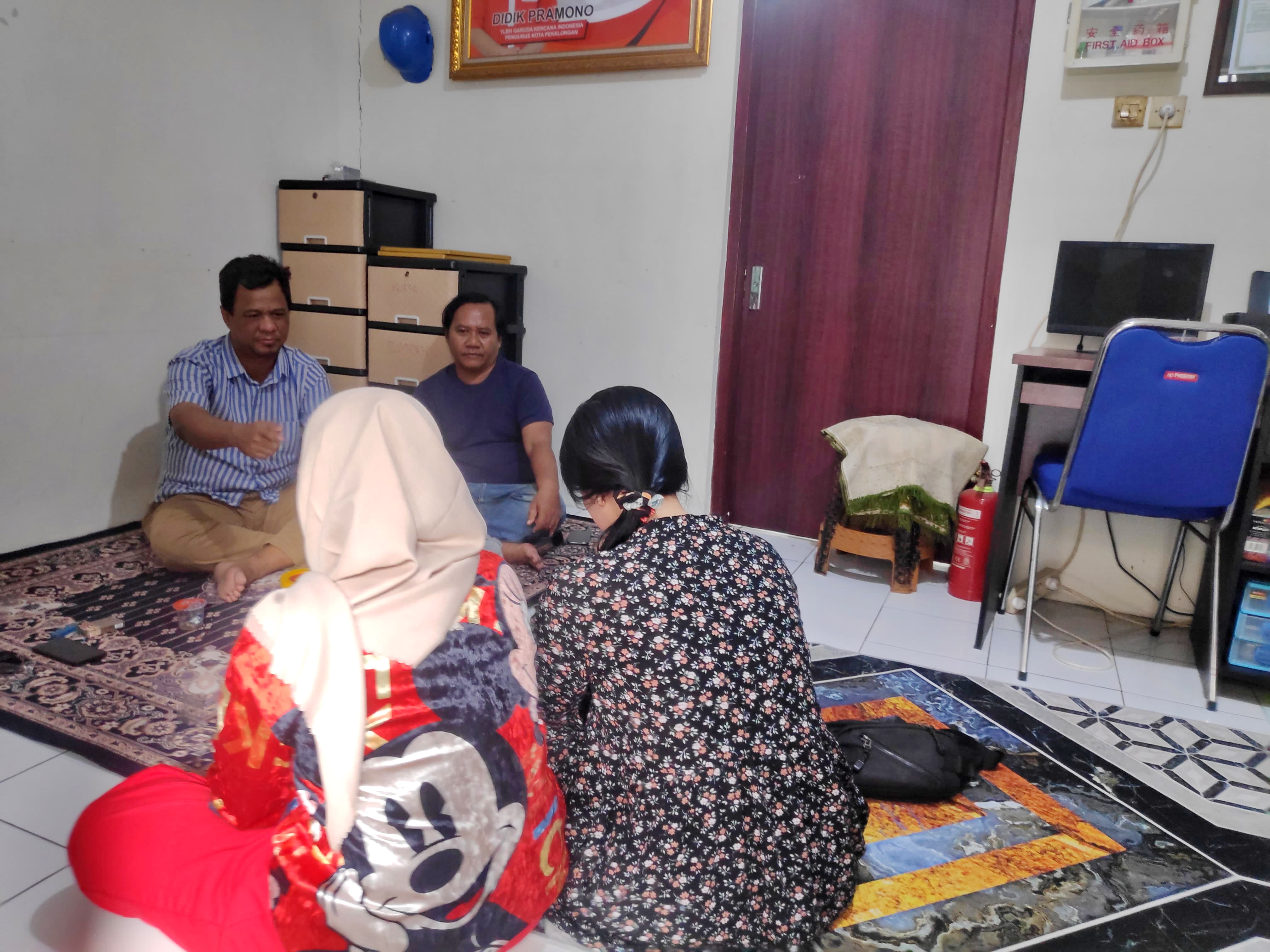 LAPOR - Dua perempuan warga kota Pekalongan yang melaporkan kasus yang menimpanya di LBH Adhyaksa, Kamis (17/7/2025).